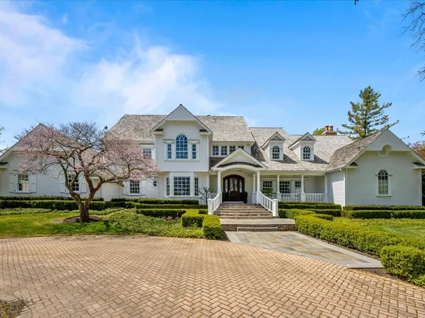 2220 Churchill Cir, Libertyville, IL 60048