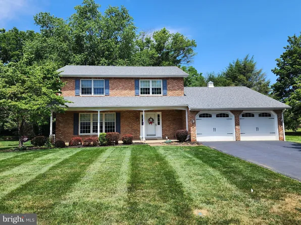 1908 Maplewood Dr, Hagerstown, MD 21740