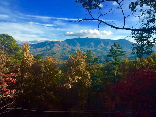 933 E Foothills Dr, Gatlinburg, TN 37738