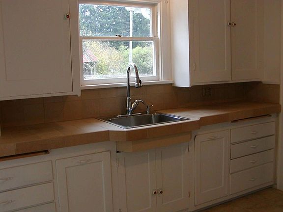 Kitchen tile counters and tile floors