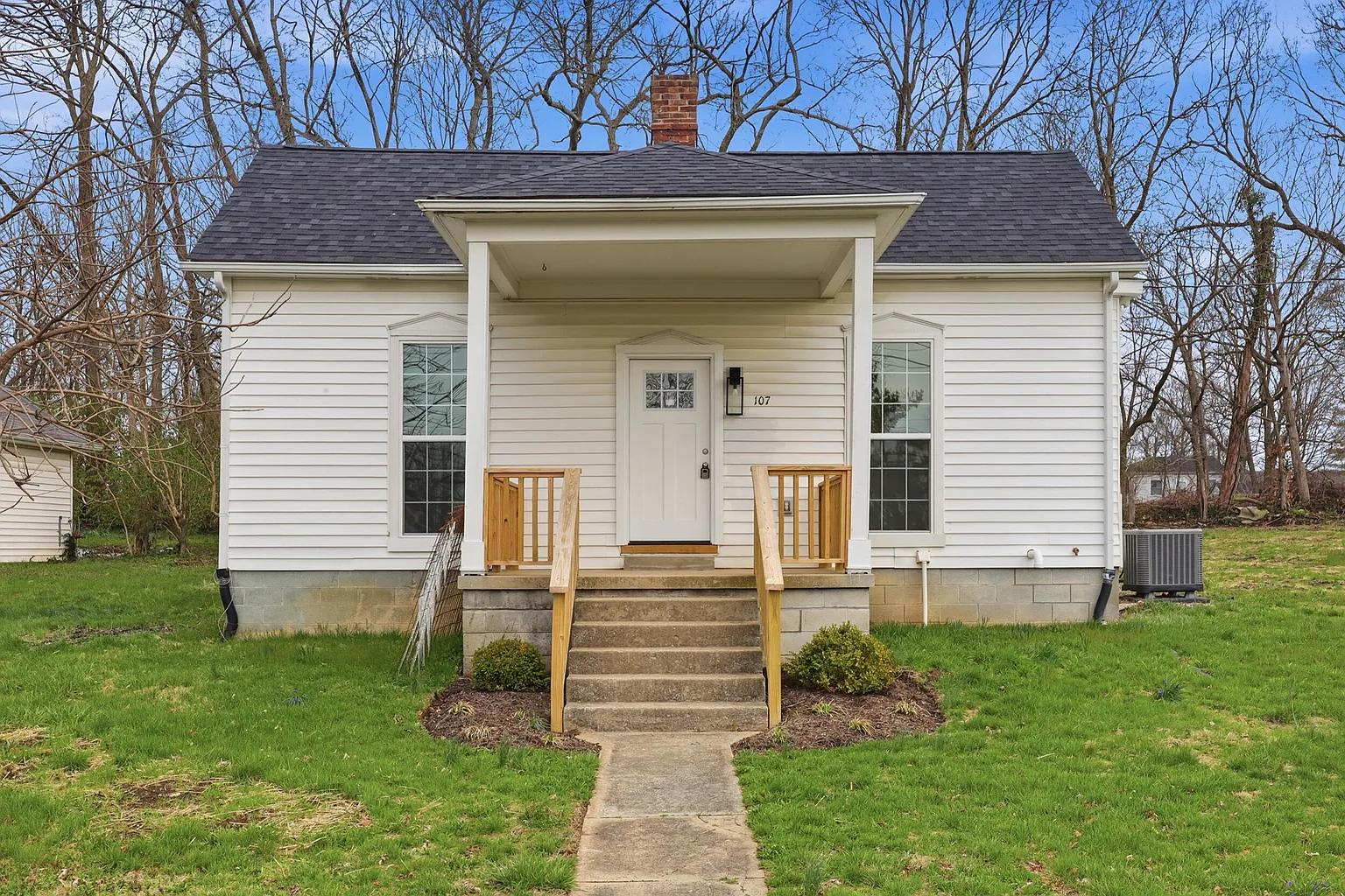 107 W Brown St photo 1