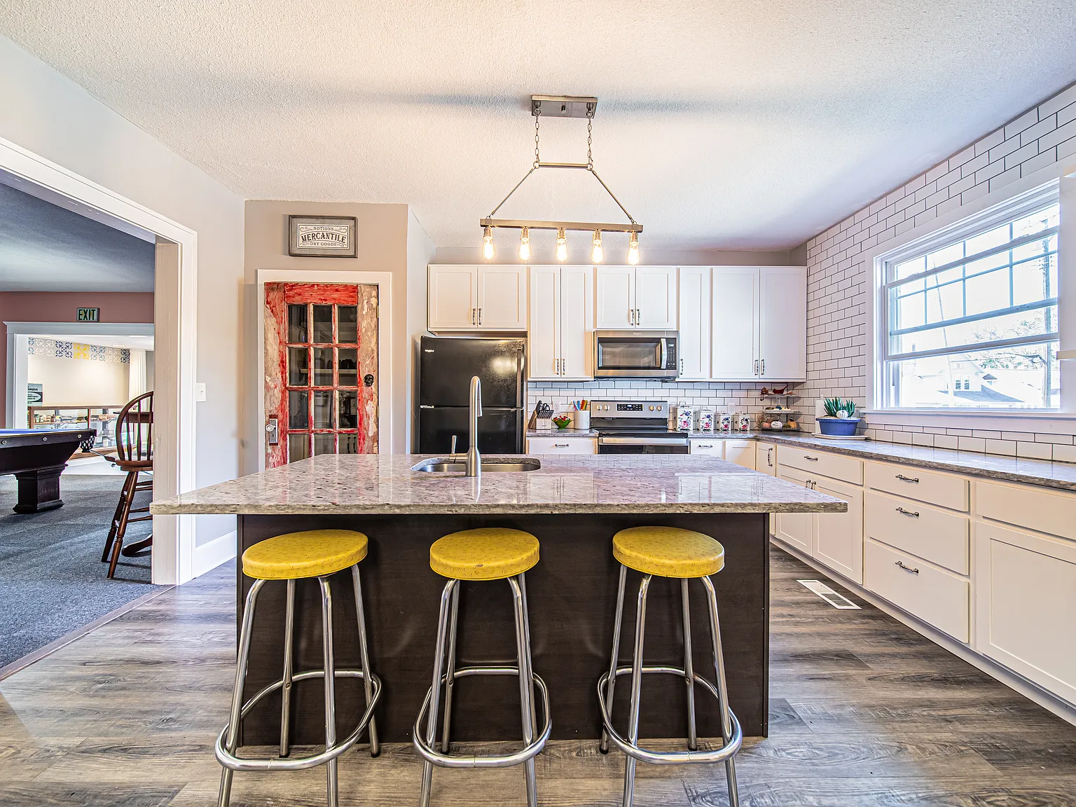6 bed, 3000 sqft, $3,000 — Photo 2