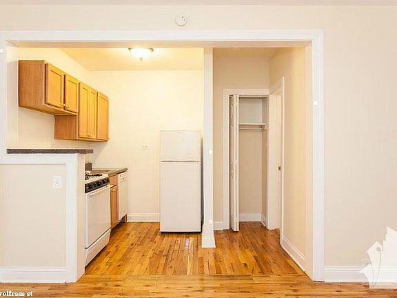 4th image of 837 W Wolfram St #1415