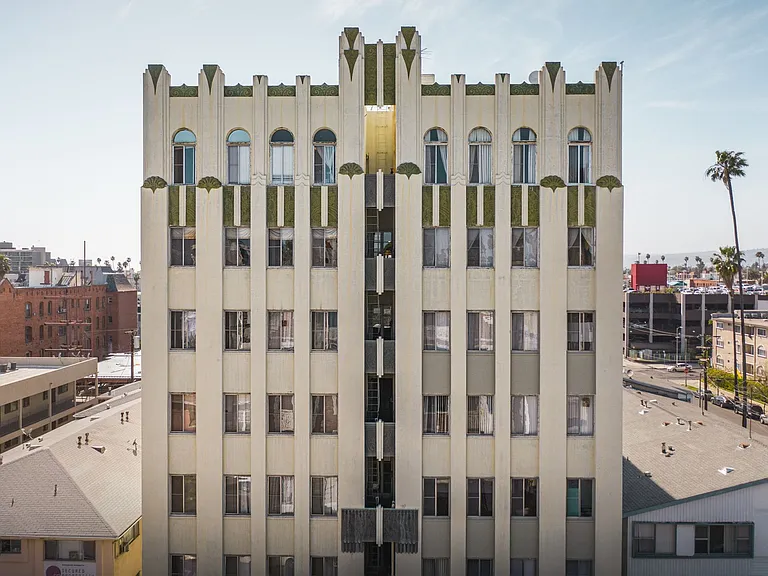 Serrano Towers — Photo 6