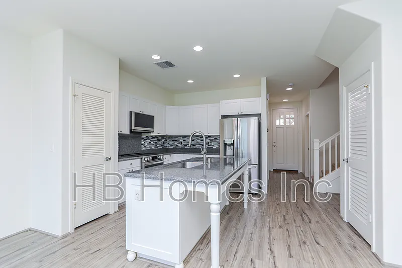 3 bed, 3.0 bath, 1376 sqft, $4,300 — Photo 2