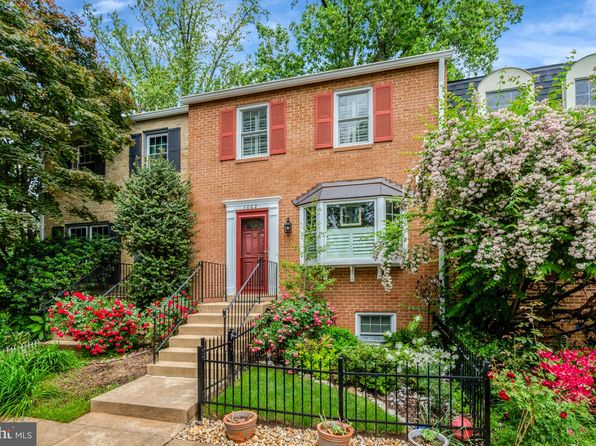 1002 Ellison Sq, Falls Church, VA 22046