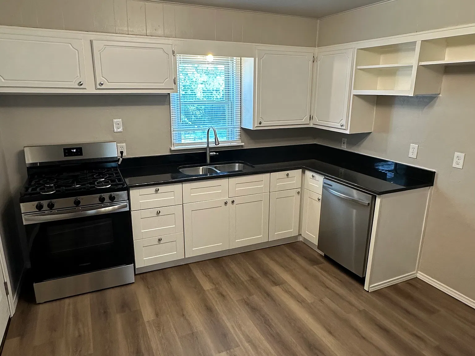 2 bed, 720 sqft, $1,200 — Photo 2