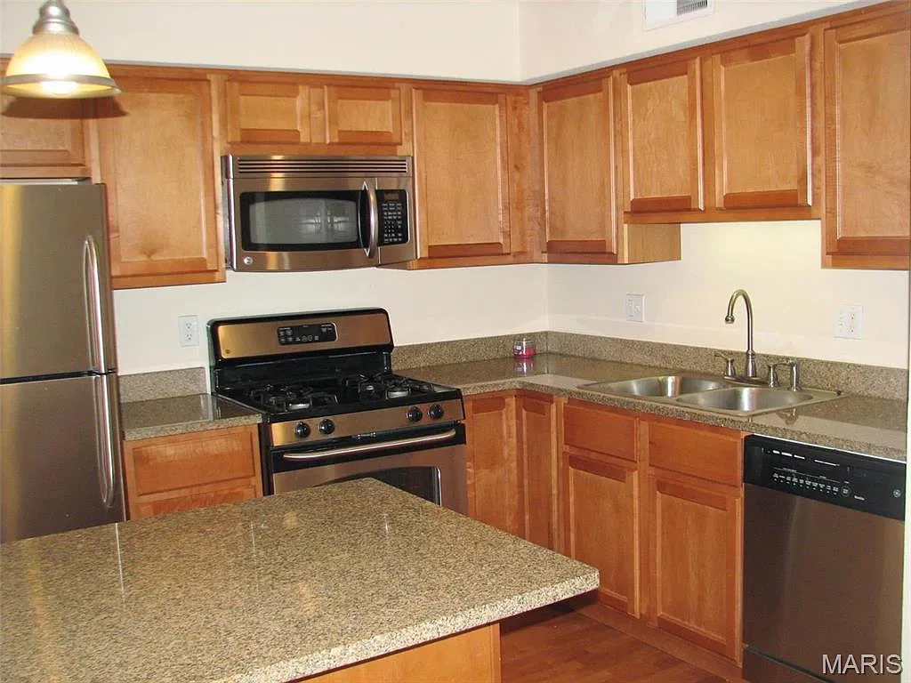 2 bed, 1.5 bath, 910 sqft, $1,400 — Photo 4