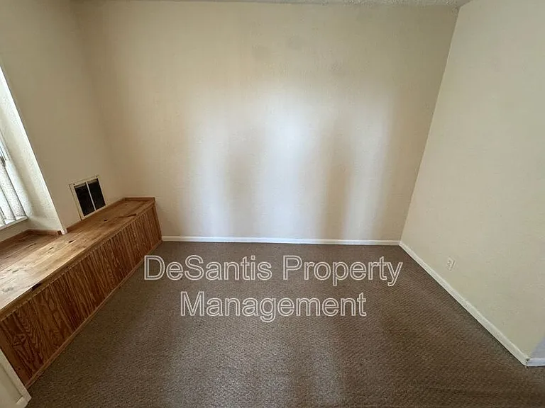 215 Spencer Ave #UPPER — Photo 10