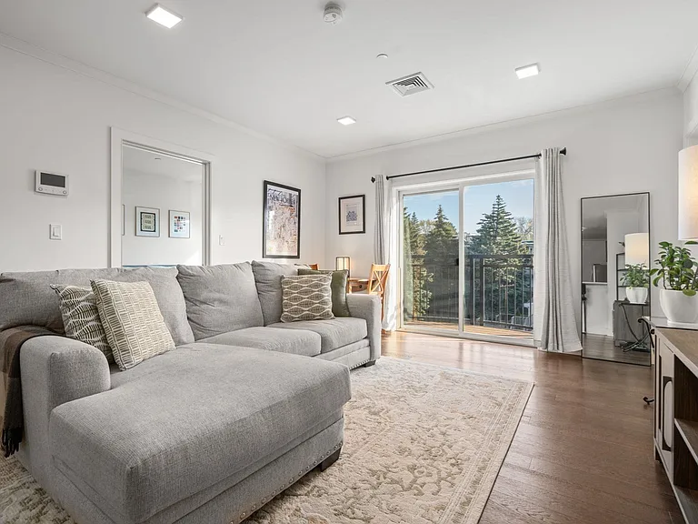 320 Maverick St #303 — Photo 2