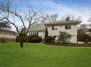 300 Stratton Rd, New Rochelle, NY 10804