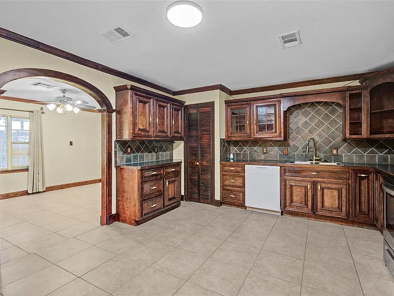 8565 Ridgepoint Dr — Photo 13