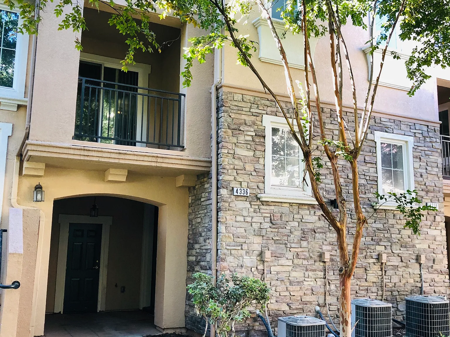 3 bed, 2.5 bath, 1897 sqft, $3,750 — Photo 1