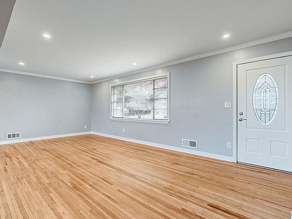4th image of 508 26th Ave NW