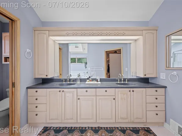 1329 W Elmwood Ave, Clawson, MI 48017