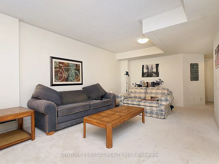 16 Thatcher Cres — Photo 23