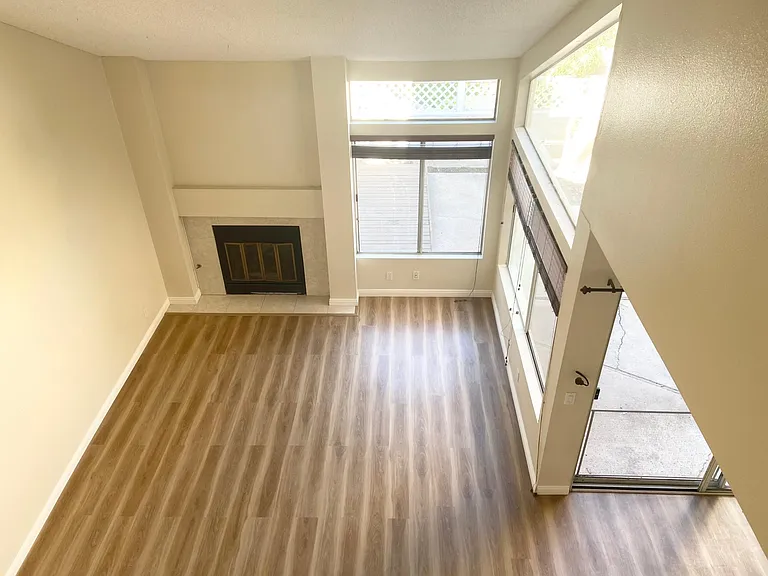 379 Stanford Ct — Photo 3