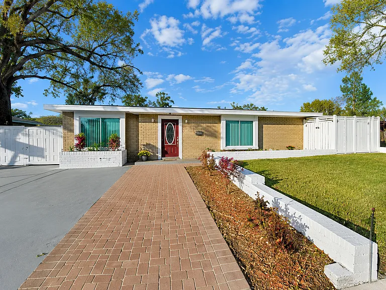 4433 W Oklahoma Ave — Photo 1