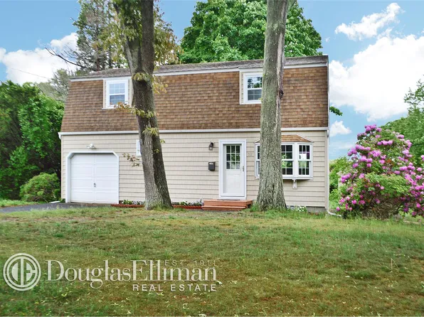 52 Thorburn St, Patchogue, NY 11772