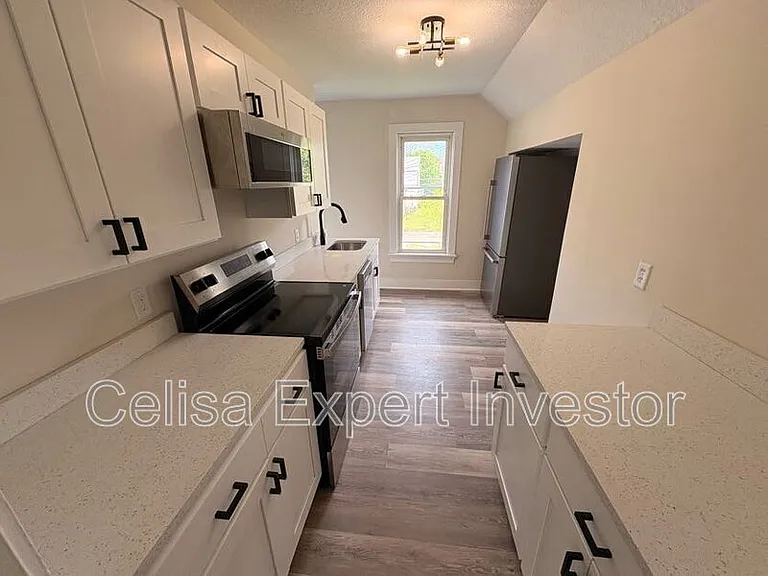 807 Edgewater Ave — Photo 2