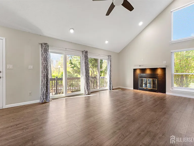 496 Westgate Dr — Photo 10