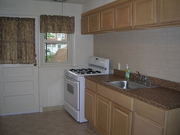Maple cabinets/tile floor 