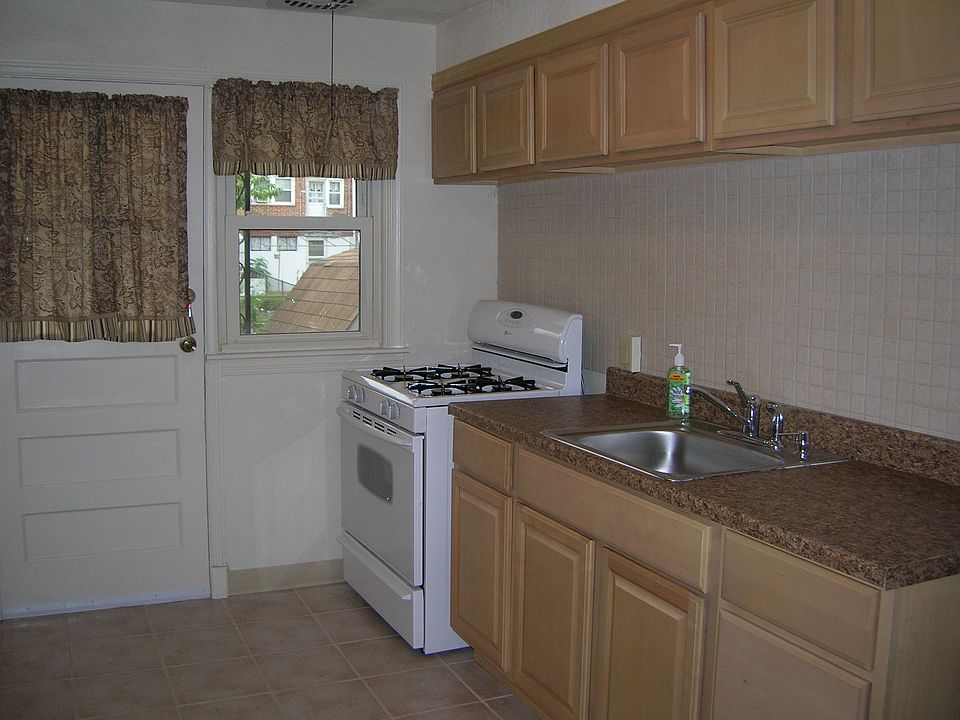 Maple cabinets/tile floor 