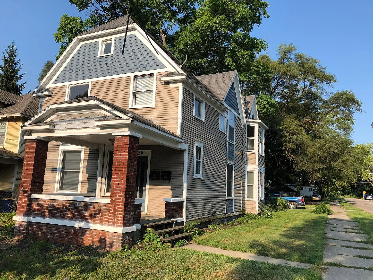 Downstairs apartment with great character in an up and coming neighborhood just down the street from Highland park, restaurants, coffee shops and just a short walk from MSU, GVSU and Spectrum Hospital. Additional exterior renovations slated for Spring/Su