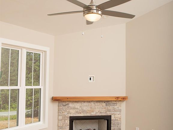 5th image of 135 Parkwood Dr