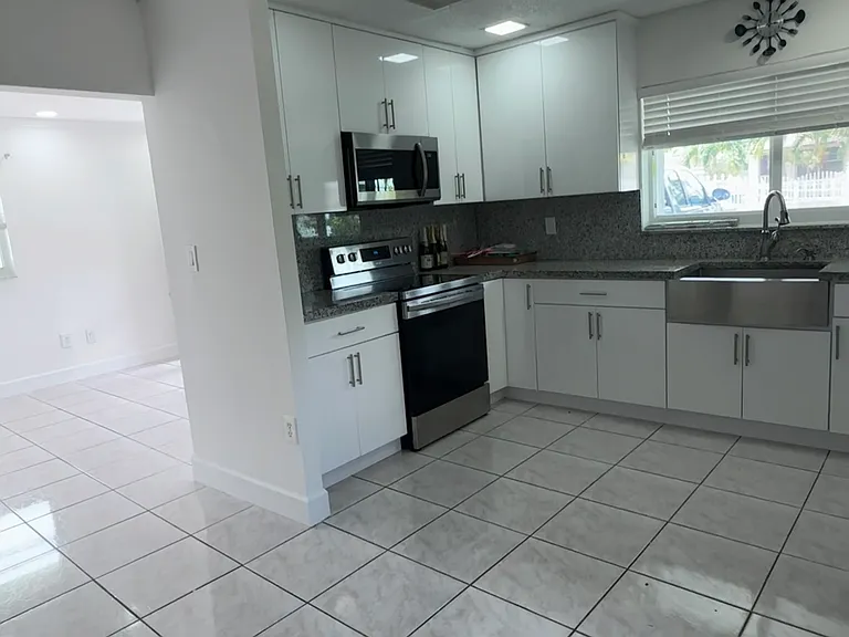 1864 NW 21st St #2 — Photo 2