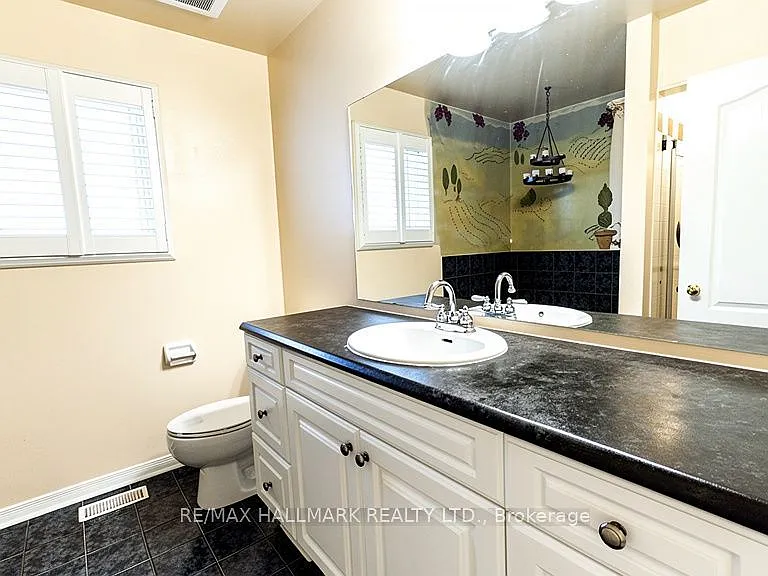 441 Heddle Cres N — Photo 8