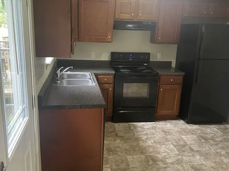 805 E Railroad St #C — Photo 4