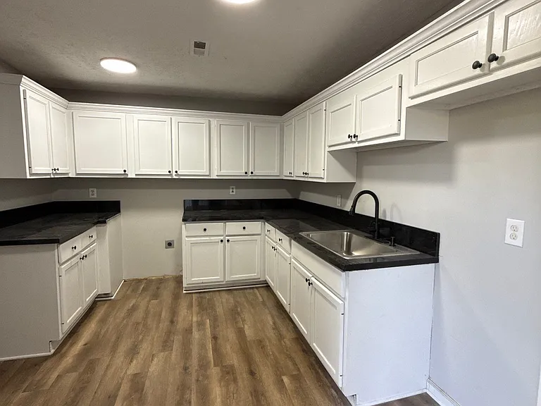 319 Anderson Ave — Photo 3