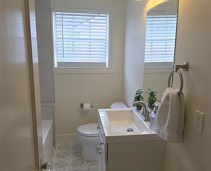 2827 Robertson St — Photo 17