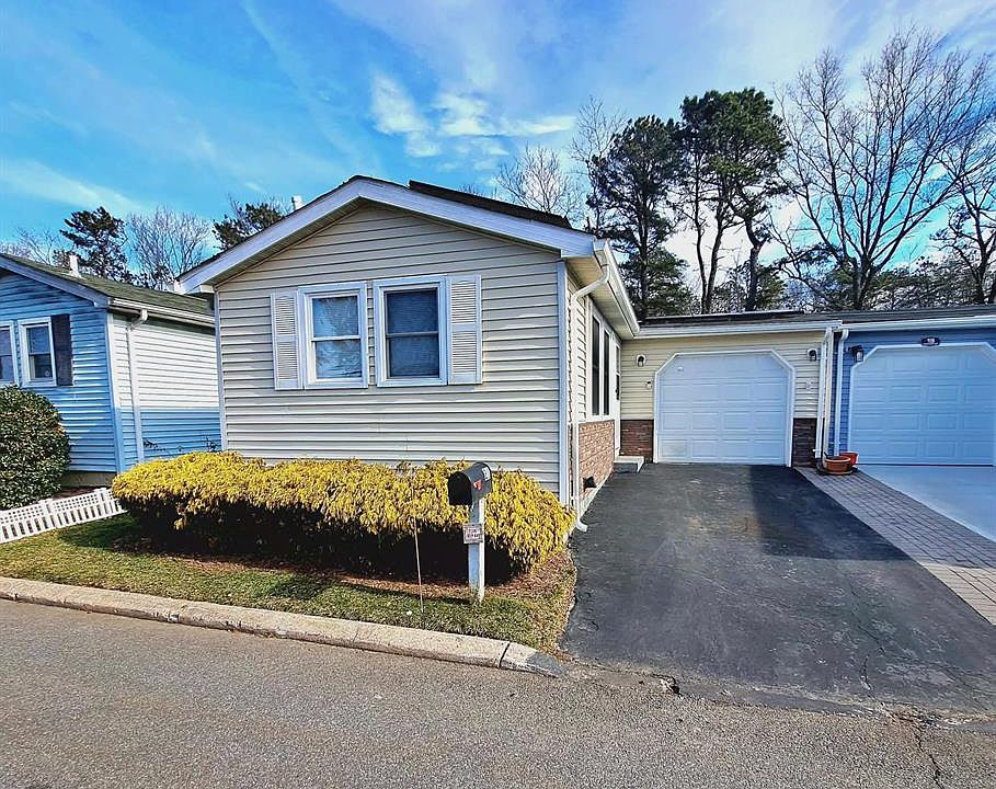 1st image of 21 Village Circle E