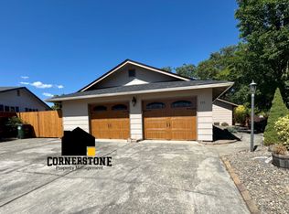 111 Walnut Dr, Rogue River, OR