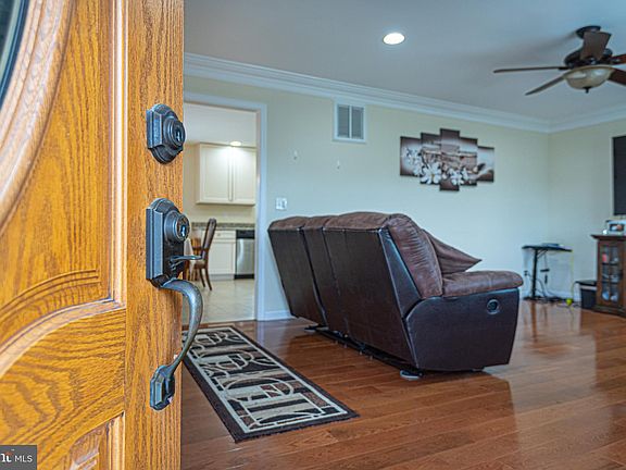 5th image of 64 Beacon Cir