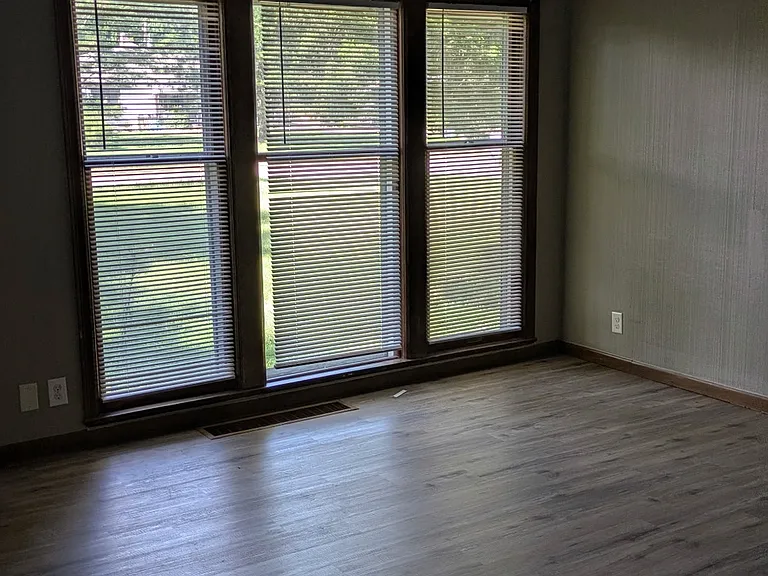 4021 E Clark St — Photo 2
