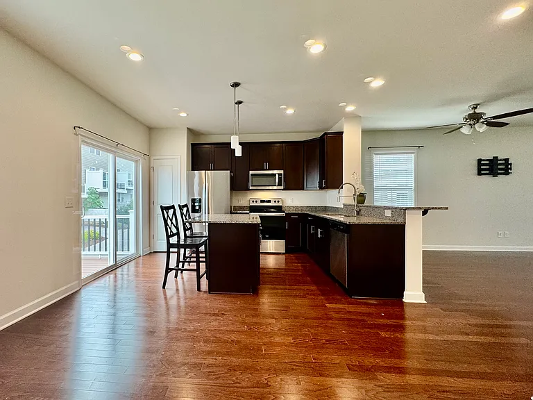 325 John Adams Dr — Photo 3