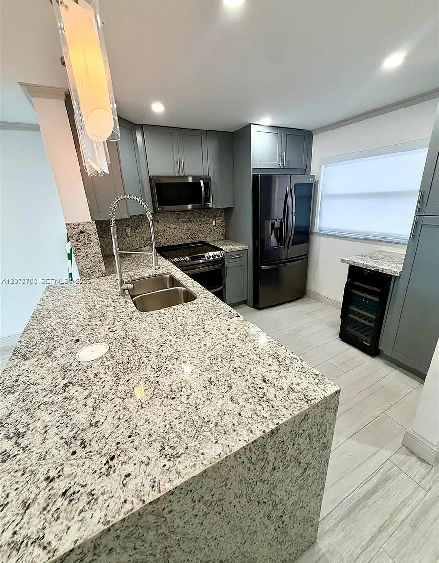 Eden Point North Condo — Photo 2