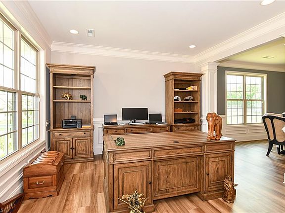 5th image of 400 Fairmile Dr