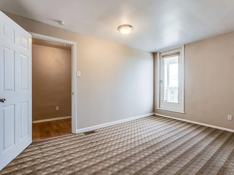 Great building with off street parking, views of the city, laundry on site! — Photo 20