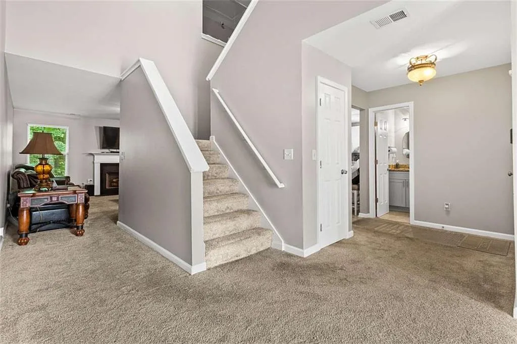 3 bed, 3.5 bath, 2268 sqft, $2,800 — Photo 3