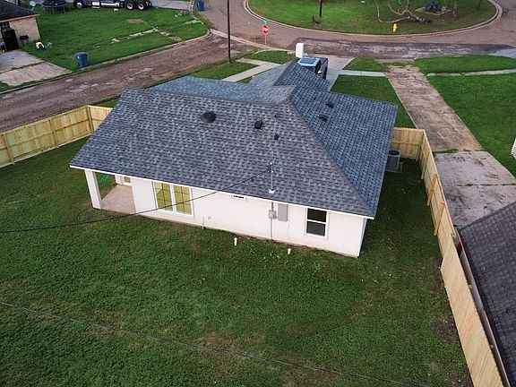 4th image of 215 Victoria Cir