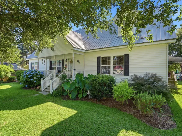 116 Sparrow St, Bonneau, SC 29431