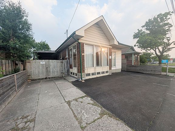 3rd image of 1169 Oxford St E