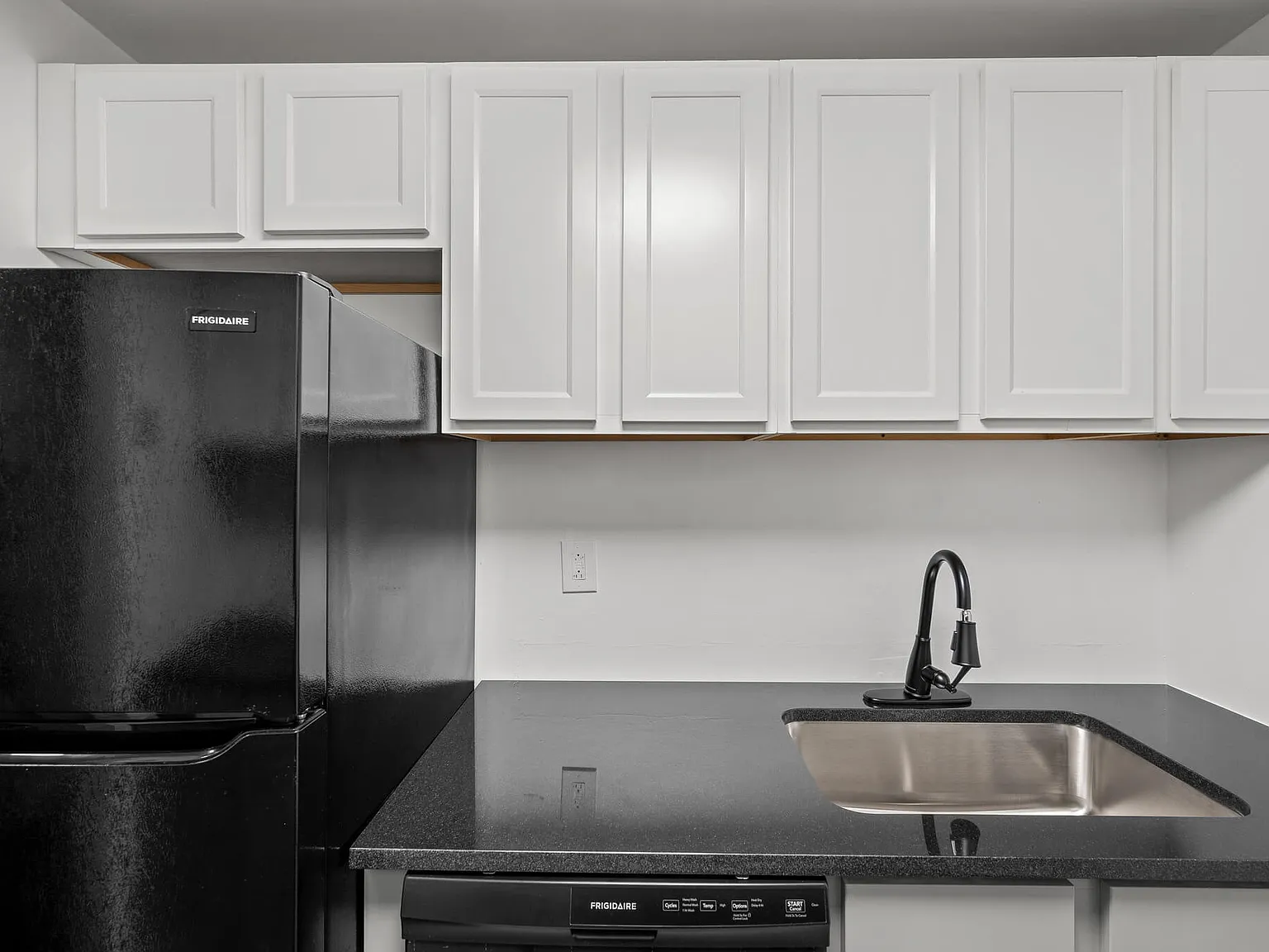 Colonial Hills Apartments — Photo 4