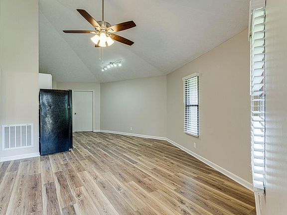 4th image of 215 N Highland Ave