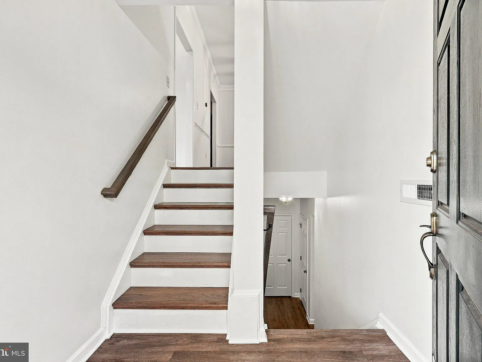 3 bed, 2.5 bath, 2394 sqft, $3,300 — Photo 3