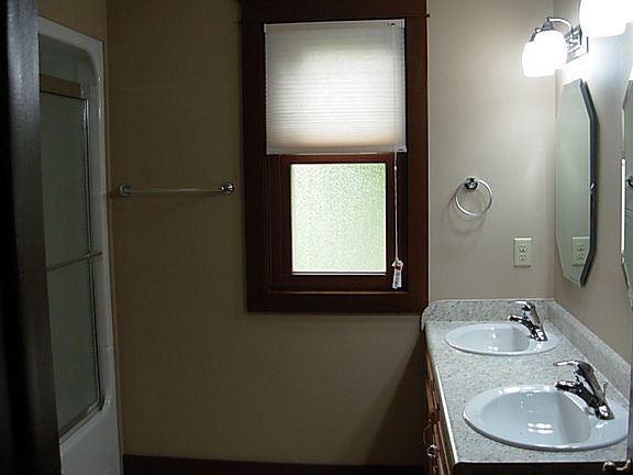 Main bath w/double sinks & tub/shower combo